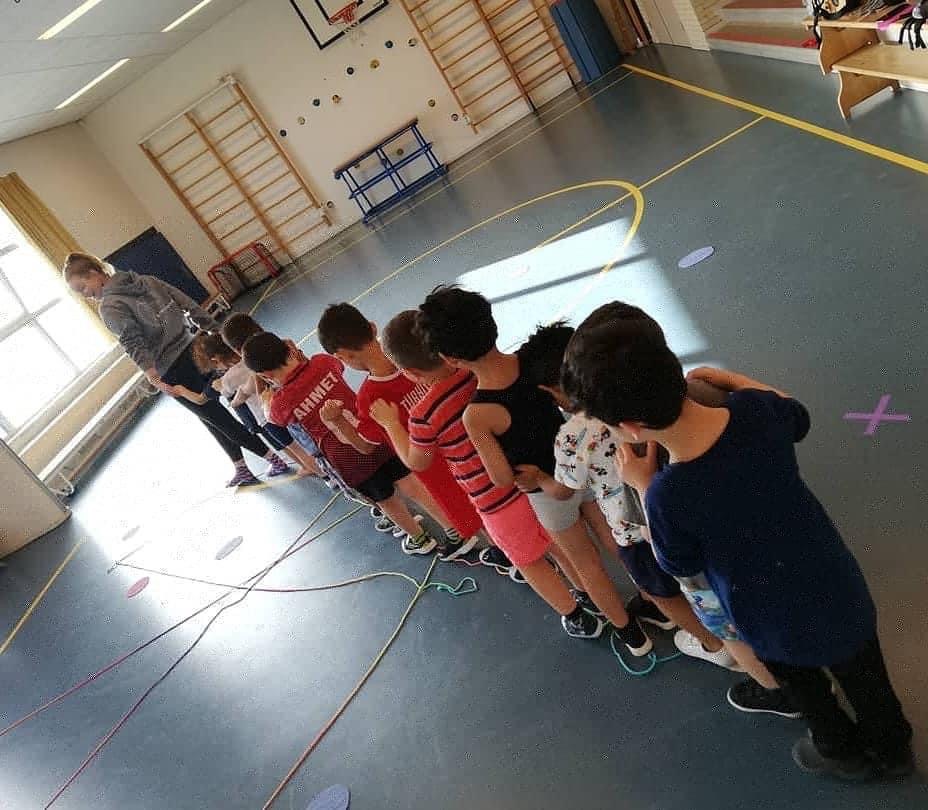 Hier dansen wij over een magische spinnenweb die de kinderen samen met mij hebben gemaakt.